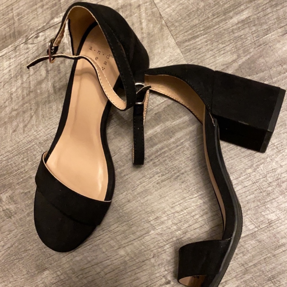 Cute black sandals with heel